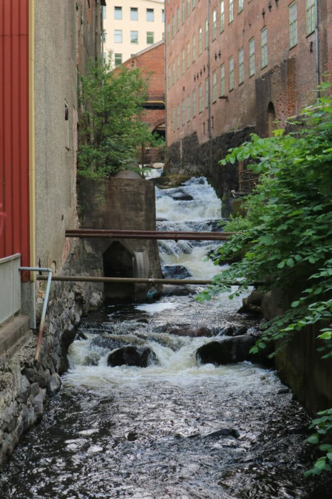 Mölndals Kvarnbyn, een waterval tussen de industriële gebouwen in Mölndal, net buiten Göteborg. 