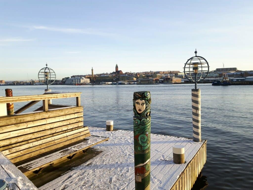 Stedentrip Göteborg: een winterse wandeling aan de 'overkant', met de stad op de achtergrond. 