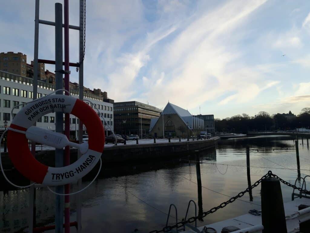 De overdekte vismarkt in Göteborg vind je in Feskekôrka, de viskerk. 