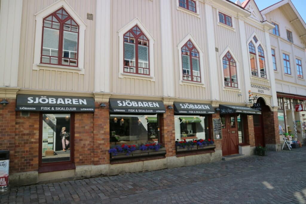 In de wijk Haga vind je landshövdingehus, bakstenen onderaan en houten bovenverdiepingen , zoals bij dit restaurant Sjöbaren. 