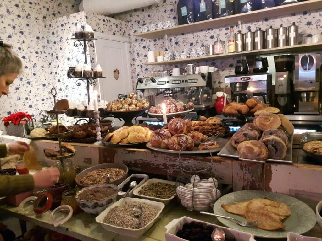 Zeker doen tijdens je citytrip in Göteborg: Zweedse fika met allerlei lekkers. 