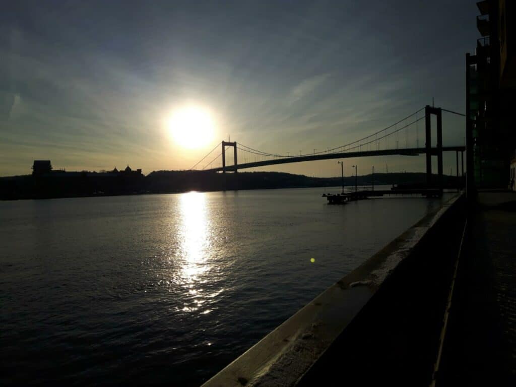 Zonsondergang boven de rivier met de bekende bruggen van Göteborg.